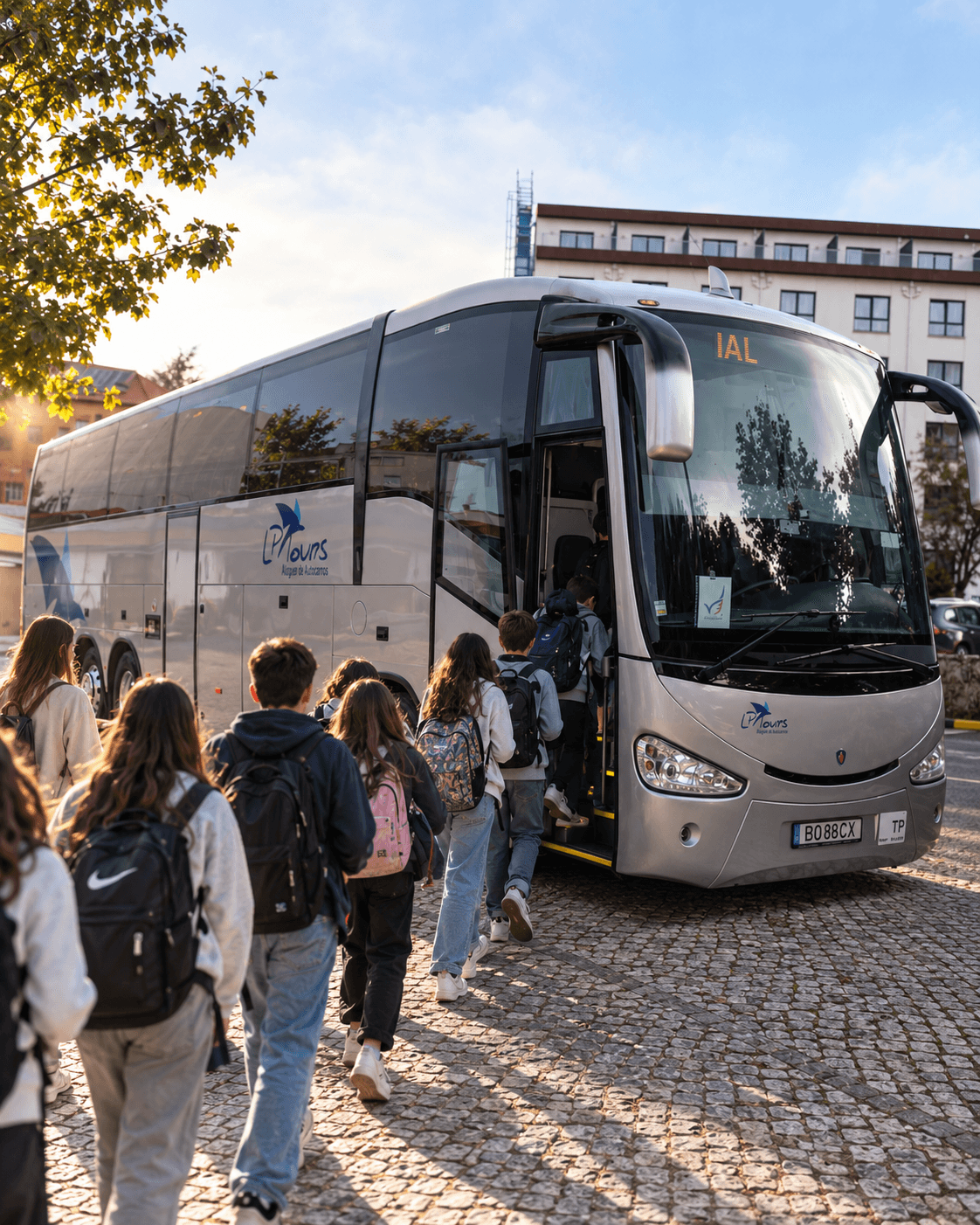 Alunos a embarcar num autocarro da LP Tours no âmbito do serviço de transporte escolar.